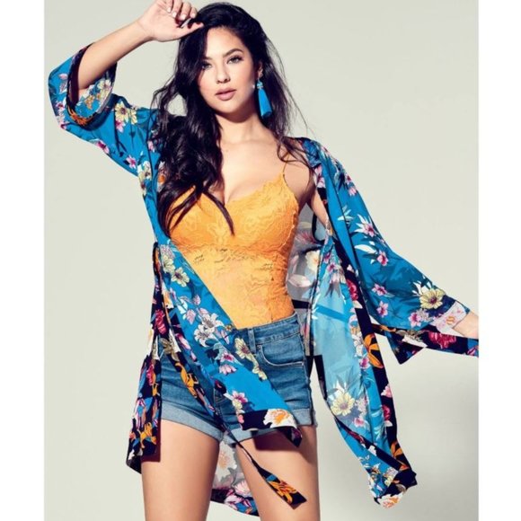 (NEW) GUESS Blue Lagoon Floral Print Wrap with Belt - Picture 1 of 12